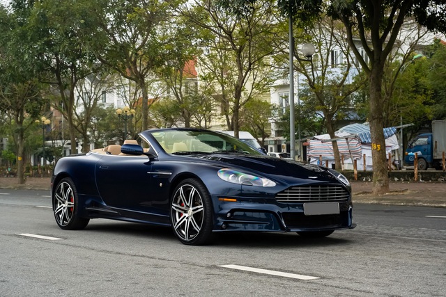 Aston Martin DB9 for sale: The 13-year-old Queen of England is as cheap as Mercedes-Benz - Photo 6.