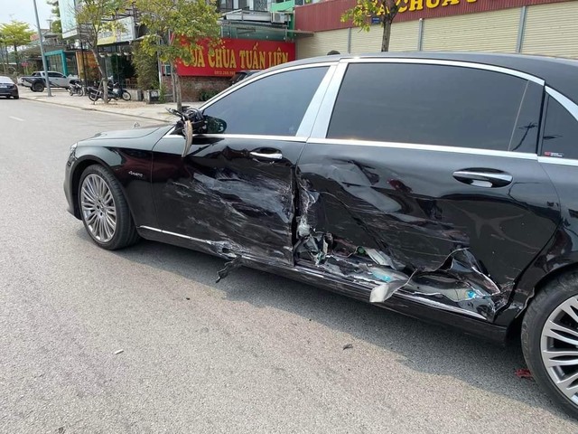 The Mercedes-Maybach S 450 priced at nearly VND 7.5 billion was torn to pieces after a collision with Mitsubishi Attrage in Quang Ninh, fans exclaimed: Selling the whole car is enough to pay for it - Photo 2.