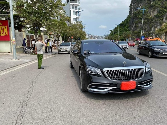 The Mercedes-Maybach S 450, priced at nearly VND 7.5 billion, was torn to pieces after a collision with Mitsubishi Attrage in Quang Ninh, fans exclaimed: Selling the whole car is enough to pay for it - Photo 3.