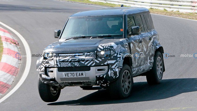 Mercedes-AMG G 63 is about to welcome a worthy opponent from Land Rover - Photo 1.