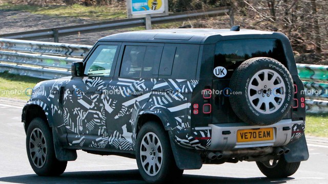 Mercedes-AMG G 63 is about to welcome a worthy opponent from Land Rover - Photo 3.