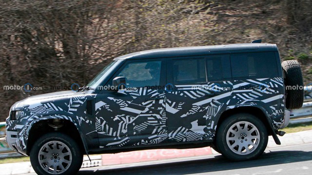 Mercedes-AMG G 63 is about to welcome a worthy opponent from Land Rover - Photo 4.