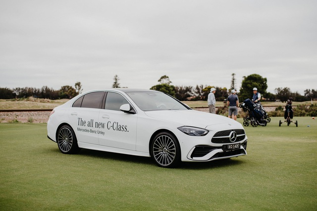 Mercedes-Benz C-Class 2022 closes the launch date in Vietnam: The C 300 AMG version is expected to cost VND 2.4 billion, continuing to overwhelm the BMW 3-Series - Photo 1.