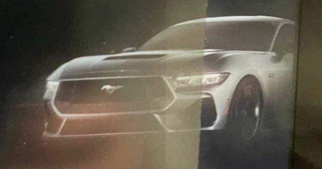Ford Mustang 2023 lần đầu lộ mặt trần trụi: Mũi to và đèn LED theo trend hiện nay - Ảnh 1.