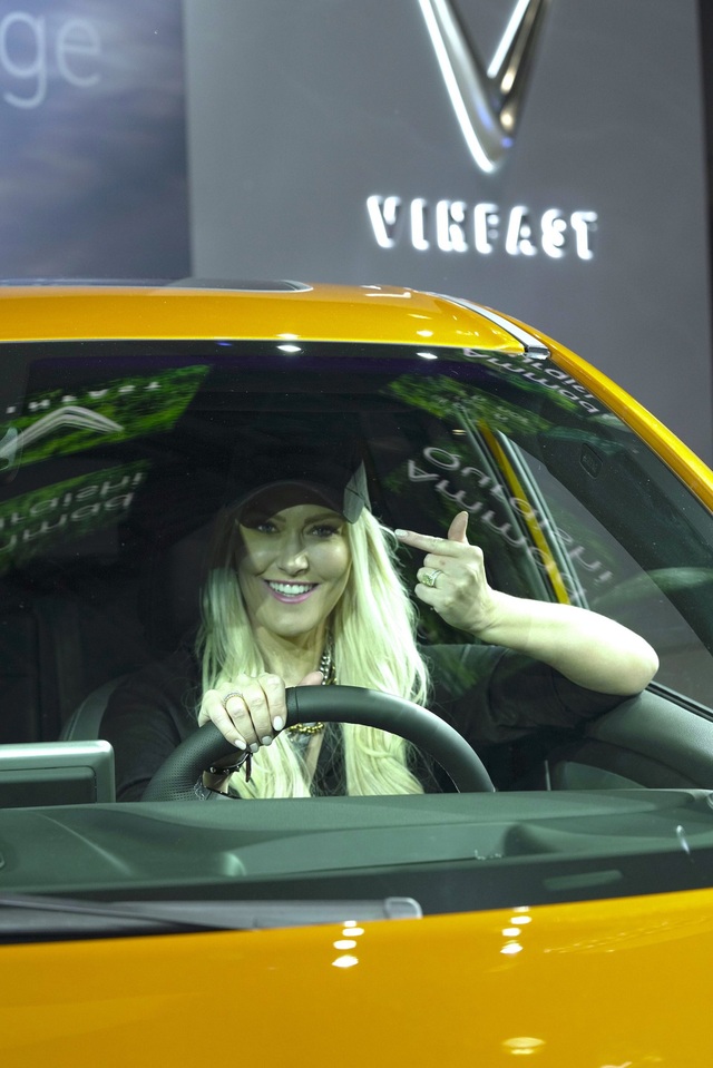  “Nữ hoàng review” Supercar Blondie nói gì khi lần đầu lái VinFast VF 8 tại Mỹ? - Ảnh 3.
