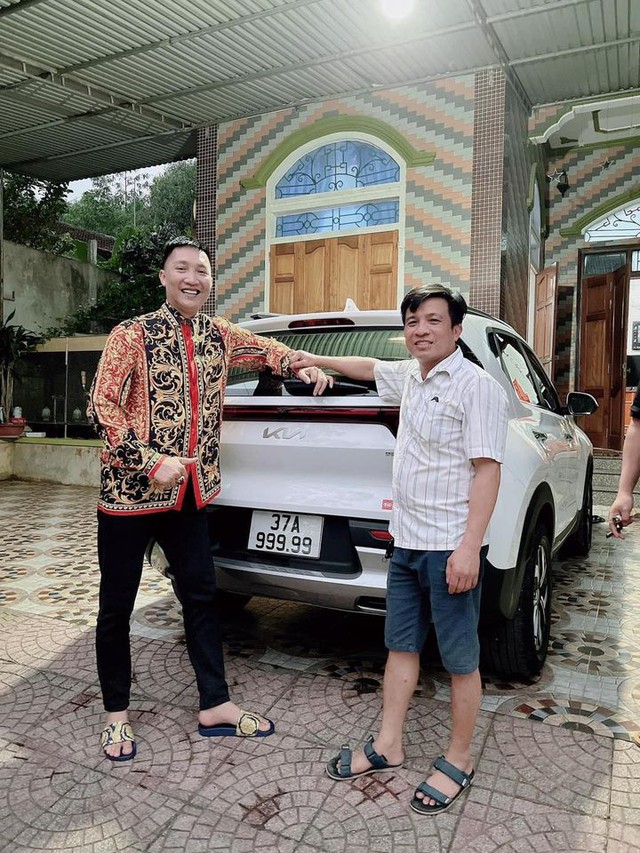 Rumor has it that Huan bought a Kia Sonet in the 9th quarter of the year in Nghe An for 1.6 billion VND, giving a Honda SH to the son of the car owner - Photo 1.