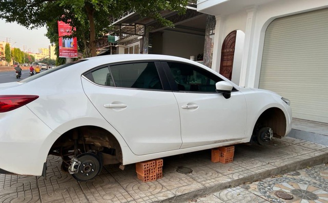 Xe Mazda 3 đỗ trước cửa nhà bị trộm tháo mất cả 4 bánh - Ảnh 1.