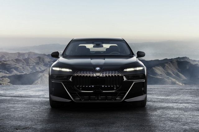 BMW design director: The car must look strange, even more absurd - Photo 4.