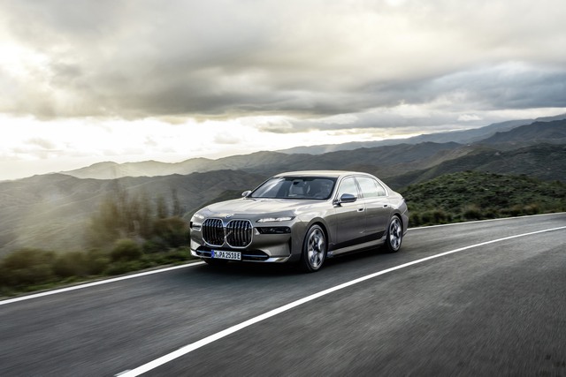 The all-new BMW i7 possesses many technologies that no other competitor has, the Mercedes-Benz EQS match is about to return to Vietnam - Photo 1.