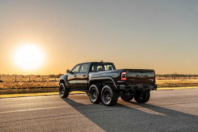 The US 6-wheel super pickup with 1,000 horsepower is priced at 2 Mercedes-Maybach S-Class - Photo 2.