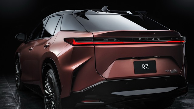 Lexus RZ dùng ruột Toyota, động cơ mạnh hơn 300 mã lực và thiết kế như phi thuyền - Ảnh 3.