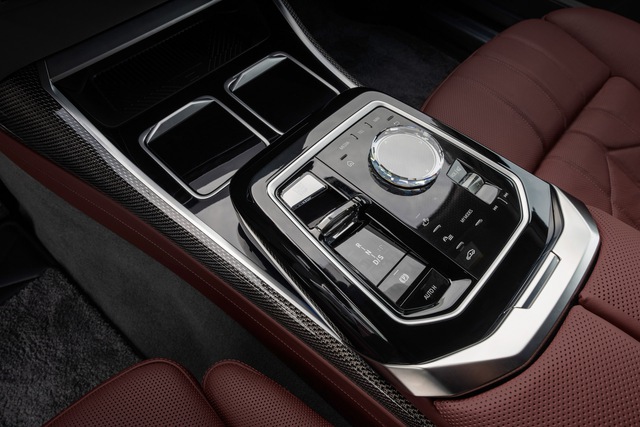 The top-notch BMW car in the future has this seemingly outdated equipment - Photo 1.