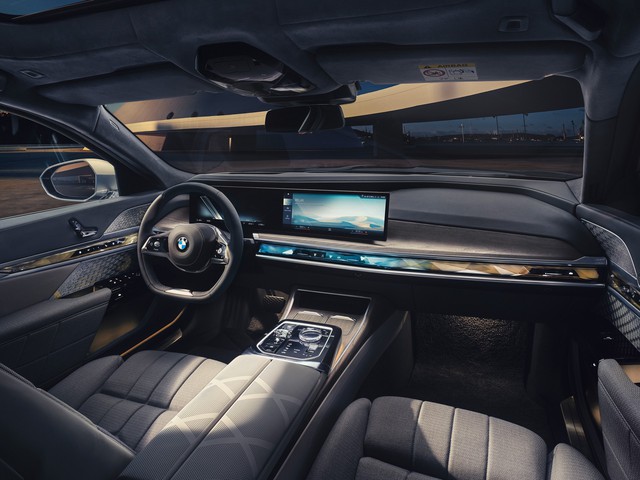 Thân BMW nhưng phối màu như Maybach, BMW 7-Series 2023 bản đặc biệt có giá quy đổi hơn 3 tỷ đồng - Ảnh 2.