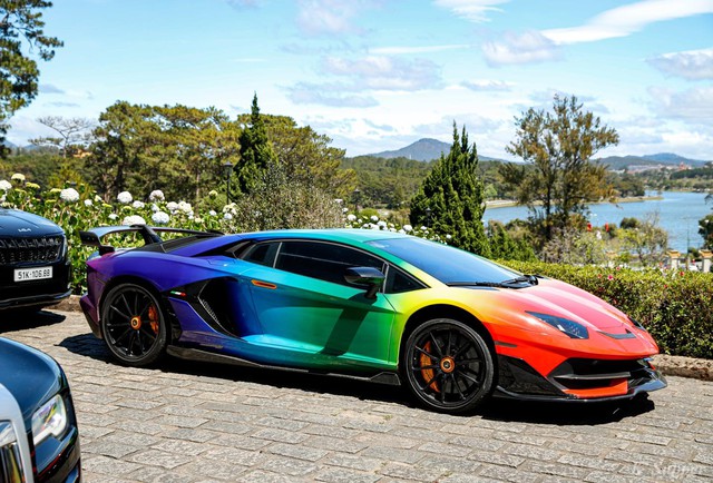 Goalkeeper Bui Tien Dung drives a rainbow-colored Lamborghini Aventador SVJ to go to a wedding after parting with a BMW i8 in the 4th quarter sea 6666 - Photo 3.