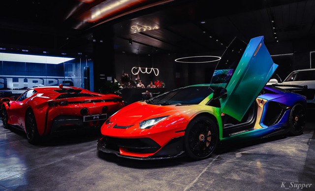 Goalkeeper Bui Tien Dung drives a rainbow-colored Lamborghini Aventador SVJ to go to a wedding after parting with a BMW i8 in the fourth quarter of the sea 6666 - Photo 4.