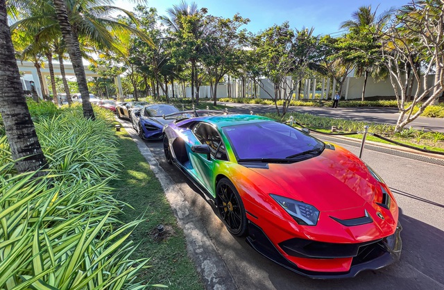 Goalkeeper Bui Tien Dung drives a rainbow-colored Lamborghini Aventador SVJ to go to a wedding after parting with a BMW i8 in the fourth quarter of the sea 6666 - Photo 5.