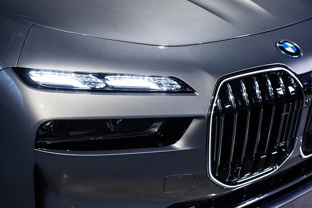 Điểm danh 10 công nghệ đỉnh trên BMW 7-Series 2023: Thanh cảm ứng, thực tế ảo và khoang sau như rạp phim khiến Mercedes-Benz S-Class phải dè chừng - Ảnh 1.