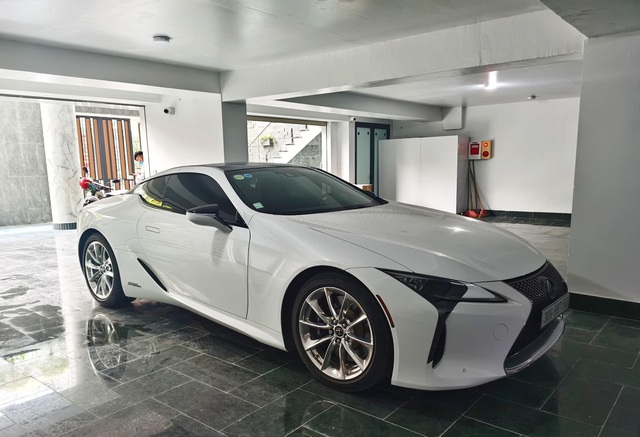 Lexus LC500h siêu hiếm tại Việt Nam được bán lại chỉ với giá hơn 7 tỷ đồng - Ảnh 1.