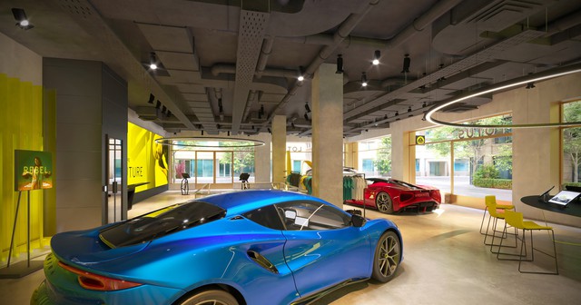 Winning the golden facade, Lotus's first global showroom glitters like an art exhibition, adding a sales platform similar to VinFast - Photo 4.