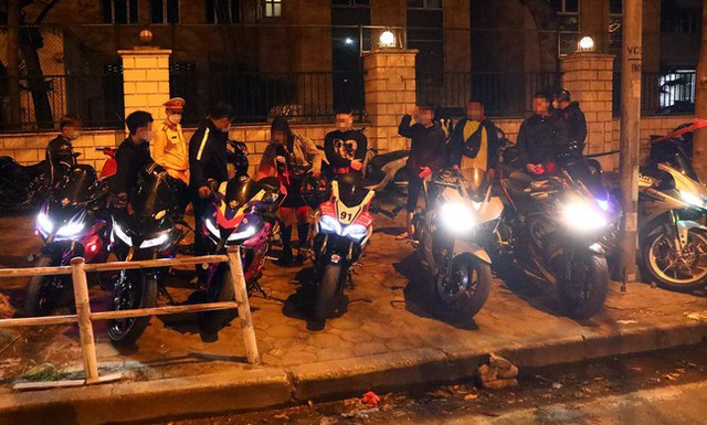 The siege of the Tiktoker group driving large displacement vehicles caused chaos on the streets of Hanoi at night - Photo 1.