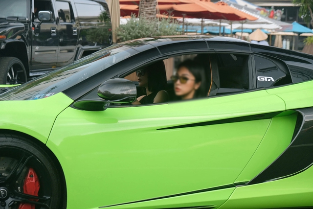 In less than half a year, 5 Vietnamese female giants spend tens of billions of dong buying supercars and luxury cars, many big sisters buy cars for their husbands - Photo 5.