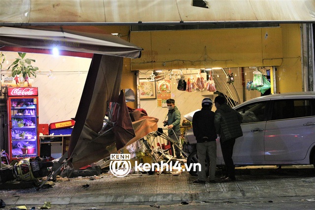 The moment the crazy car rushed into the famous Da Nang bakery, many people were covered in debris - Photo 3.