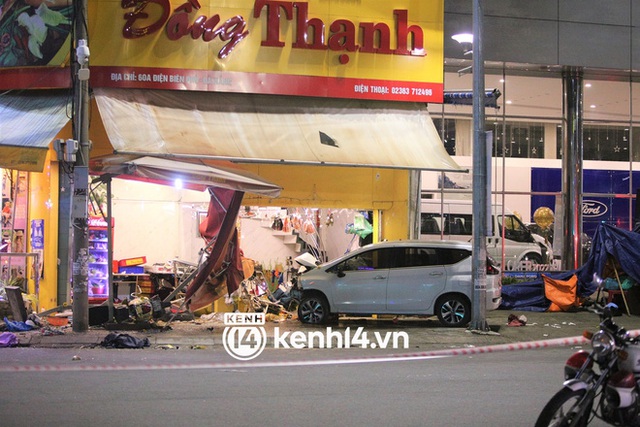 The moment the crazy car rushed into the famous Da Nang bakery, many people were covered in debris - Photo 4.