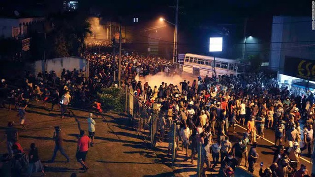 Energy crisis: American drivers... crossed the border to fill up cheap gasoline, Sri Lanka had a 36-hour curfew - Photo 1.