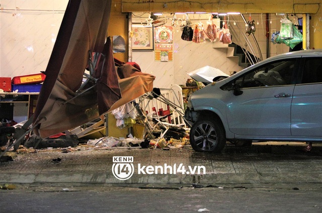 The moment the crazy car rushed into the famous Da Nang bakery, many people were covered in debris - Photo 5.