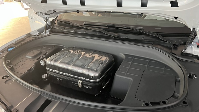 Try the front trunk of VinFast VF8: Can hold the entire suitcase, not as useless as many people think - Photo 1.