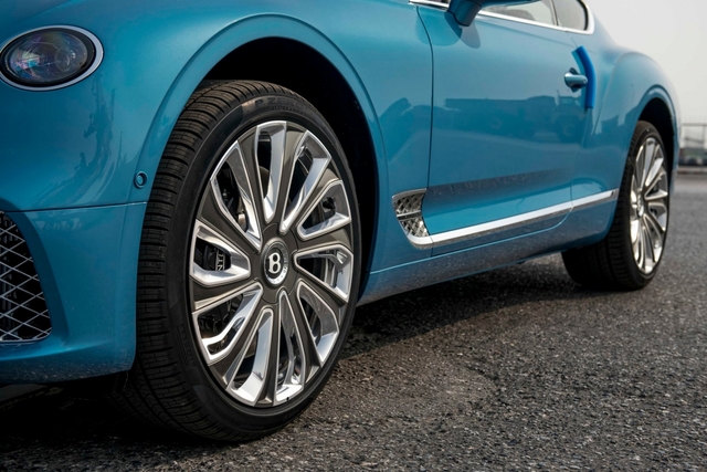 Bentley Continental GT V8 Mulliner trị giá hơn 20 tỷ đồng cập bến Việt Nam - Ảnh 4.