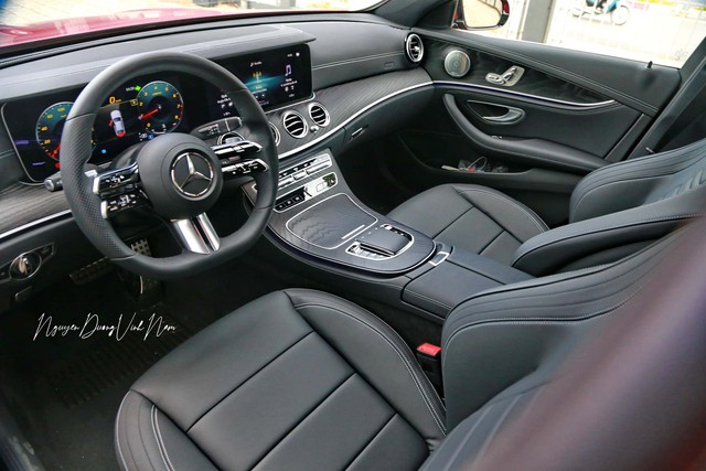 Mercedes E 300 AMG 2022 adds safety and comfort equipment, priced at VND 3,129 billion in Vietnam - Photo 3.