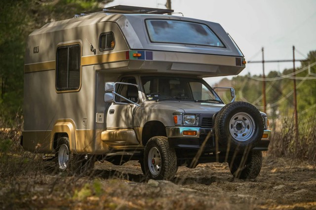 Pickup Toyota Hilux mobile home: The outside is pitiful, inside is comfortable - Photo 1.