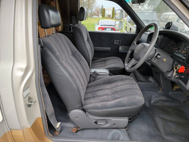 Pickup Toyota Hilux mobile home: The outside is pitiful, inside is comfortable - Photo 2.
