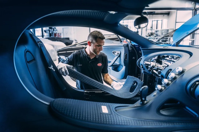 Cristiano Ronaldo's Bugatti supercar took up to 16 weeks just to make the interior - Photo 8.