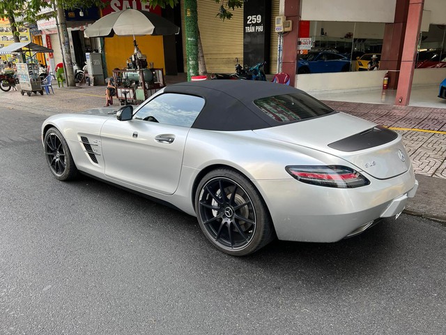 Mercedes-Benz SLS AMG GT Roadster doc nhat Viet Nam tai xuat sau hon 1 nam nam trong garage