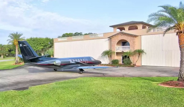 $6.2 million villa for car giants with 2 giant garages - Photo 1.
