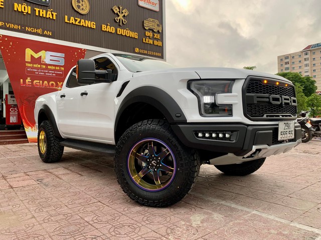 The owner of the famous yellow chrome Ford Ranger in Hanoi sent his car more than 300 km to change to the F-150 Raptor style - Photo 1.