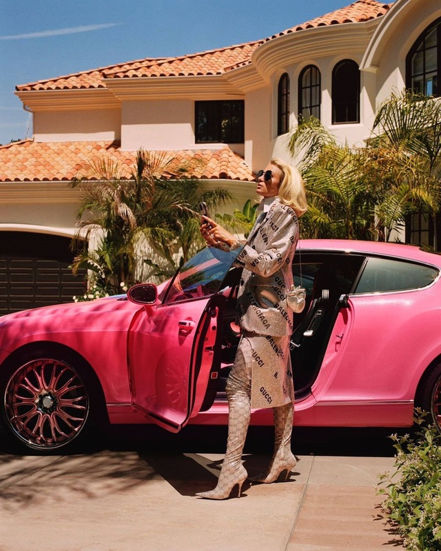 Bên trong bộ sưu tập xe Paris Hilton: Từ BMW i8 Roadster lộng lẫy đến Bentley Continental GT hồng - Ảnh 4.