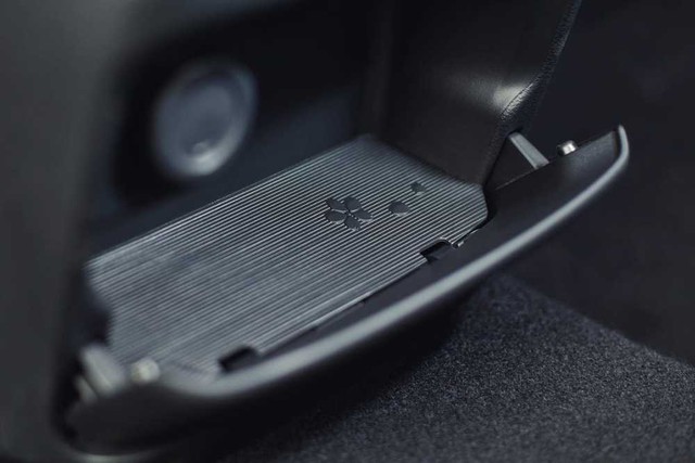 Có gì trong chiếc xe hơi made in Japan giá chỉ 300 triệu đồng? - Ảnh 8. Có gì trong chiếc xe hơi made in Japan giá chỉ 300 triệu đồng? - Ảnh 8.