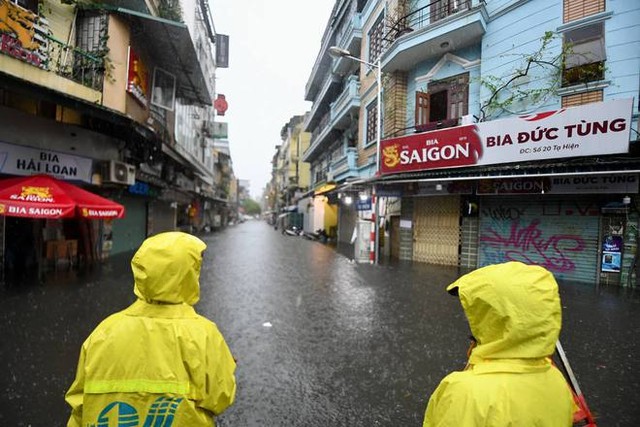 Mưa lớn, đường phố Hà Nội biến thành sông, ngập lút bánh xe - Ảnh 15.