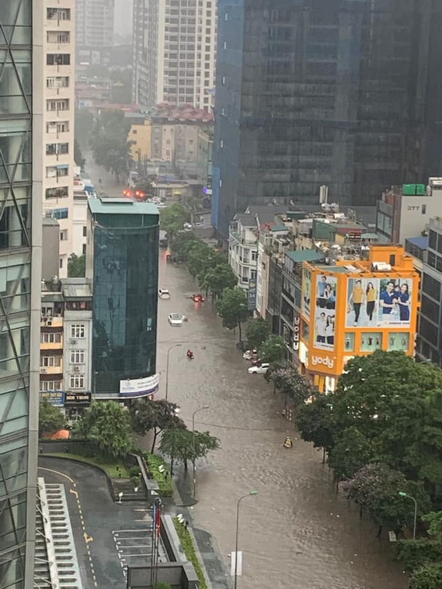 Mưa lớn, đường phố Hà Nội biến thành sông, ngập lút bánh xe - Ảnh 18.