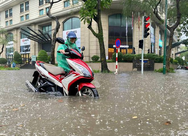 Mưa lớn, đường phố Hà Nội biến thành sông, ngập lút bánh xe - Ảnh 3.
