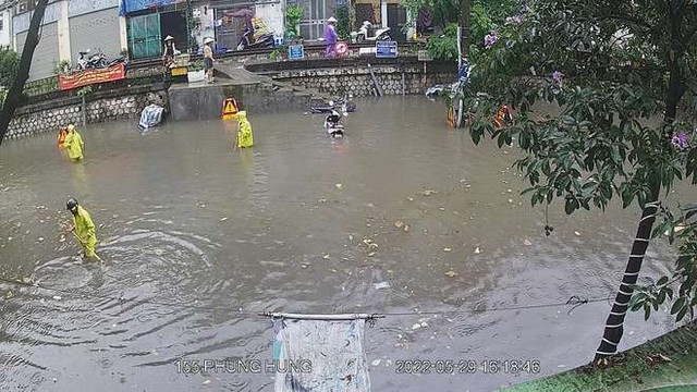 Mưa lớn, đường phố Hà Nội biến thành sông, ngập lút bánh xe - Ảnh 4.