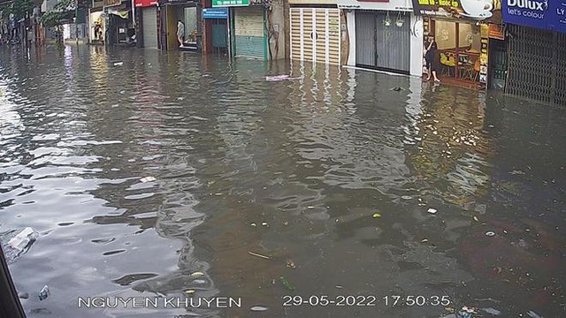 Mưa lớn, đường phố Hà Nội biến thành sông, ngập lút bánh xe - Ảnh 5.