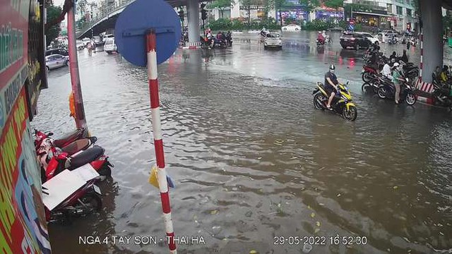 Mưa lớn, đường phố Hà Nội biến thành sông, ngập lút bánh xe - Ảnh 6.