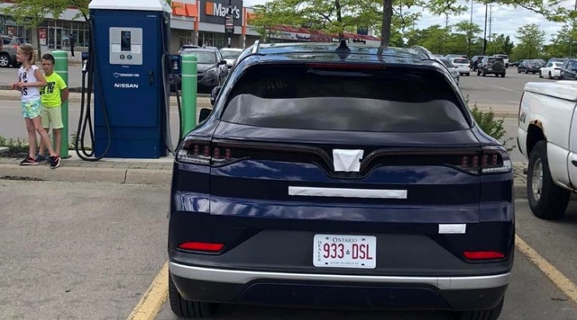 The VinFast VF 8 plug-in charging station in Canada is priced at more than 1.2 billion VND, compatible with many vehicles, intelligent identification, resistant to harsh weather - Photo 1.