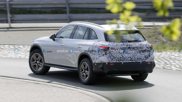 Mercedes-Benz GLC 2023 lộ diện rõ nét hơn: Nhiều điểm tương đồng C-Class, đánh lái bánh sau như S-Class, sẵn sàng ra mắt phủ đầu BMW X3 - Ảnh 1.