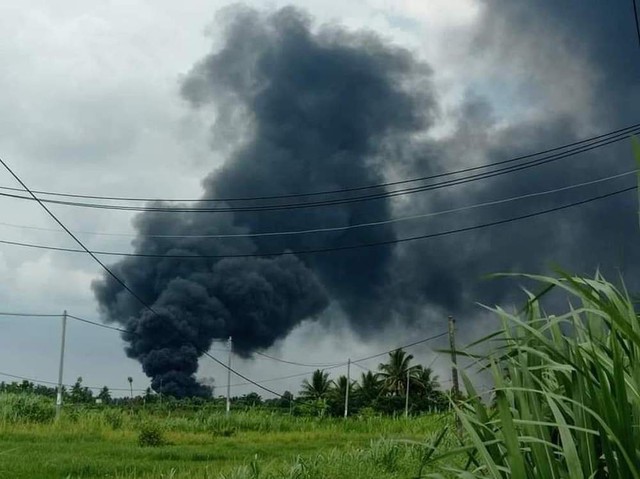 Oil tankers burned fiercely on the Ho Chi Minh City - Trung Luong highway, billowing tens of meters of smoke - Photo 1.
