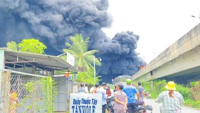 Oil tankers burned fiercely on the Ho Chi Minh City - Trung Luong highway, billowing tens of meters of smoke - Photo 3.